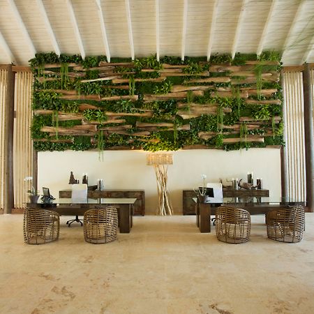 ヴィヴァ ウインダム V サマナ オールインクルーシブ リゾート【大人専用】 ラス・テレナス エクステリア 写真 Living wall at the front desk of the hotel
