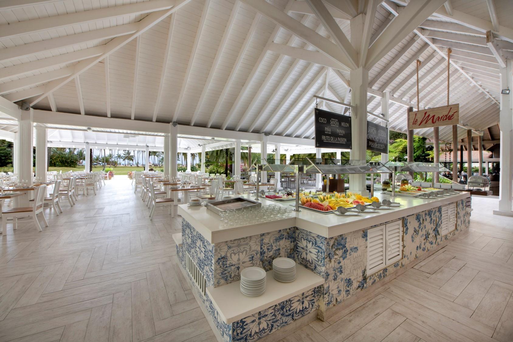 ヴィヴァ ウインダム V サマナ オールインクルーシブ リゾート【大人専用】 ラス・テレナス エクステリア 写真 The buffet at the resort