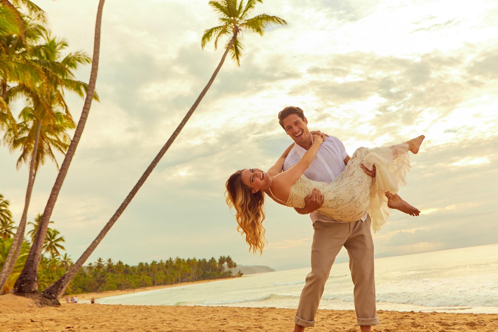 ヴィヴァ ウインダム V サマナ オールインクルーシブ リゾート【大人専用】 ラス・テレナス エクステリア 写真 A newlywed couple on the beach at Hard Rock Hotel & Casino Punta Cana