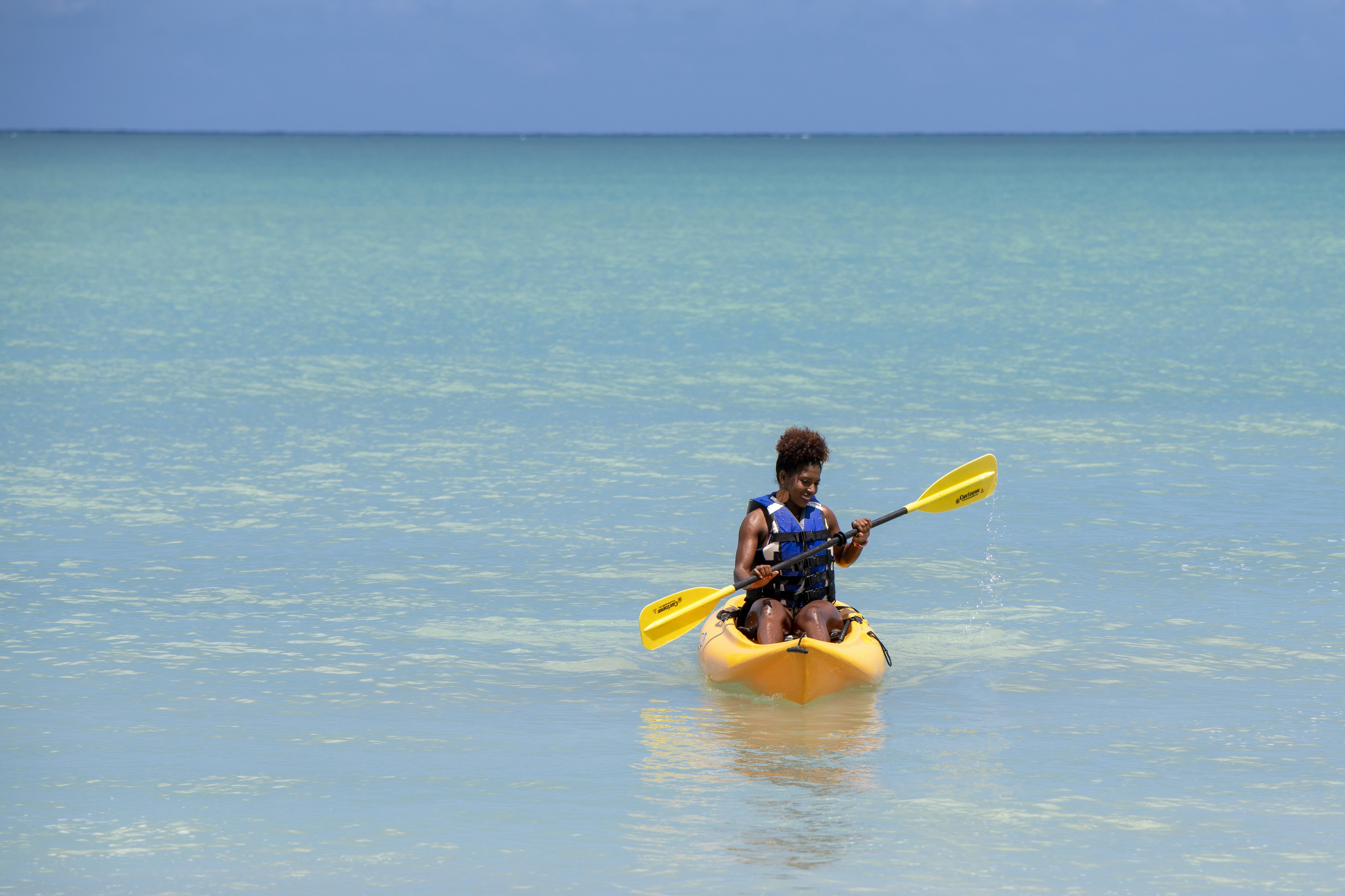 ヴィヴァ ウインダム V サマナ オールインクルーシブ リゾート【大人専用】 ラス・テレナス エクステリア 写真 Kayaking at the Great Barrier Reef
