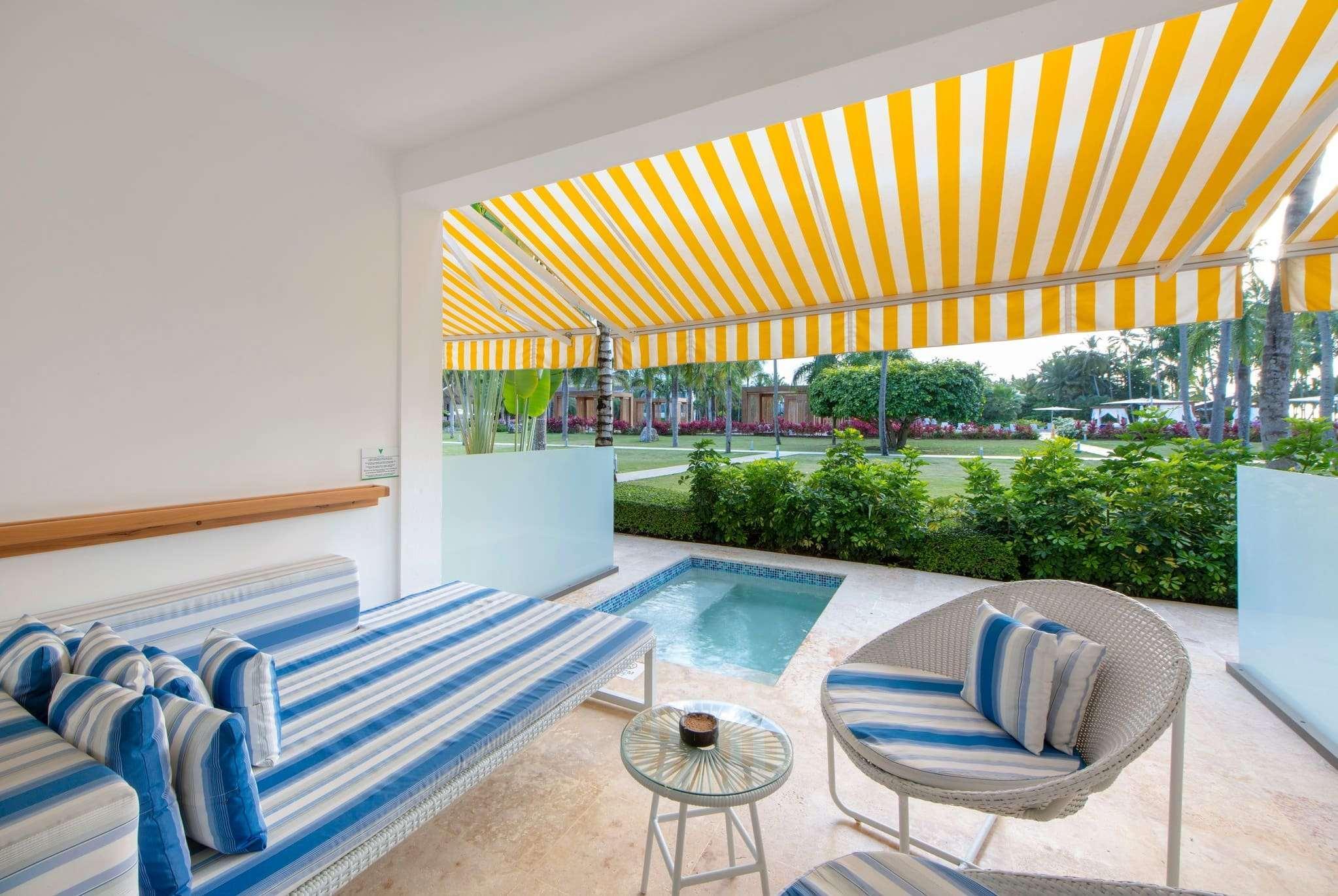 ヴィヴァ ウインダム V サマナ オールインクルーシブ リゾート【大人専用】 ラス・テレナス エクステリア 写真 A pool at the Eden Roc Cap Cana