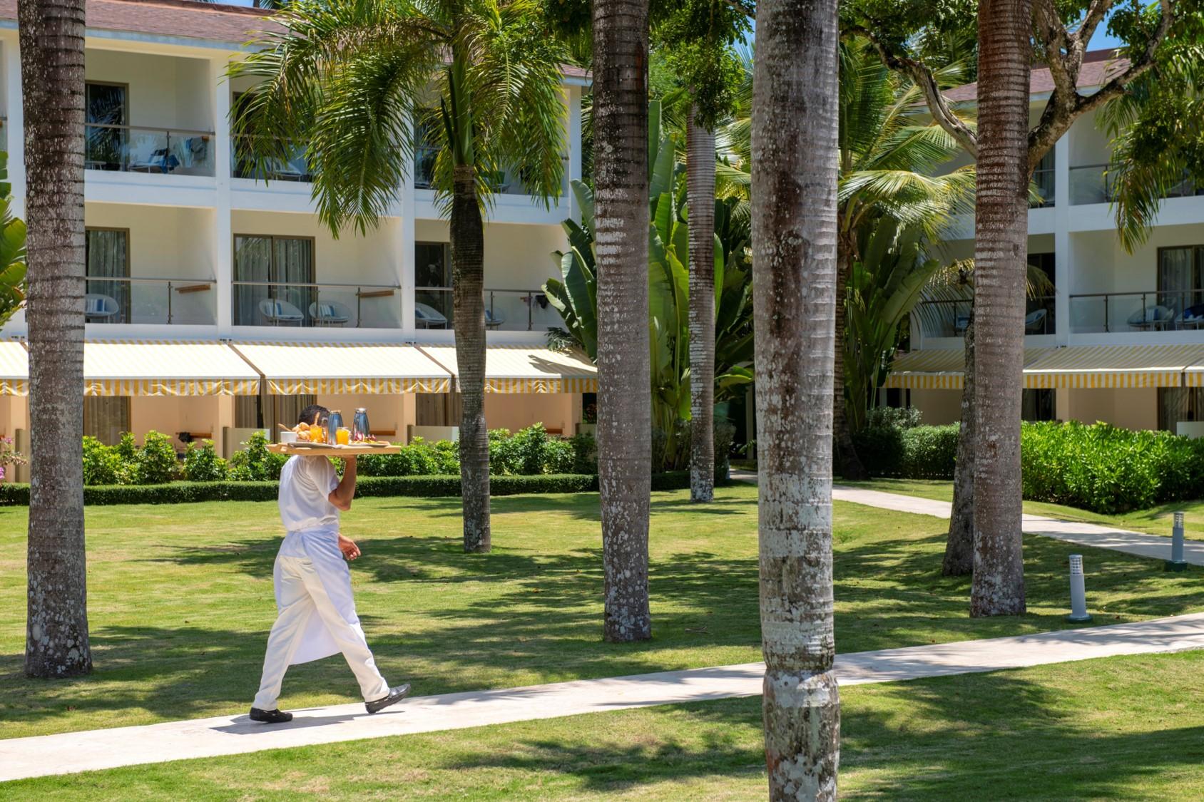 ヴィヴァ ウインダム V サマナ オールインクルーシブ リゾート【大人専用】 ラス・テレナス エクステリア 写真 A butler at the Four Seasons Resort Punta Cana