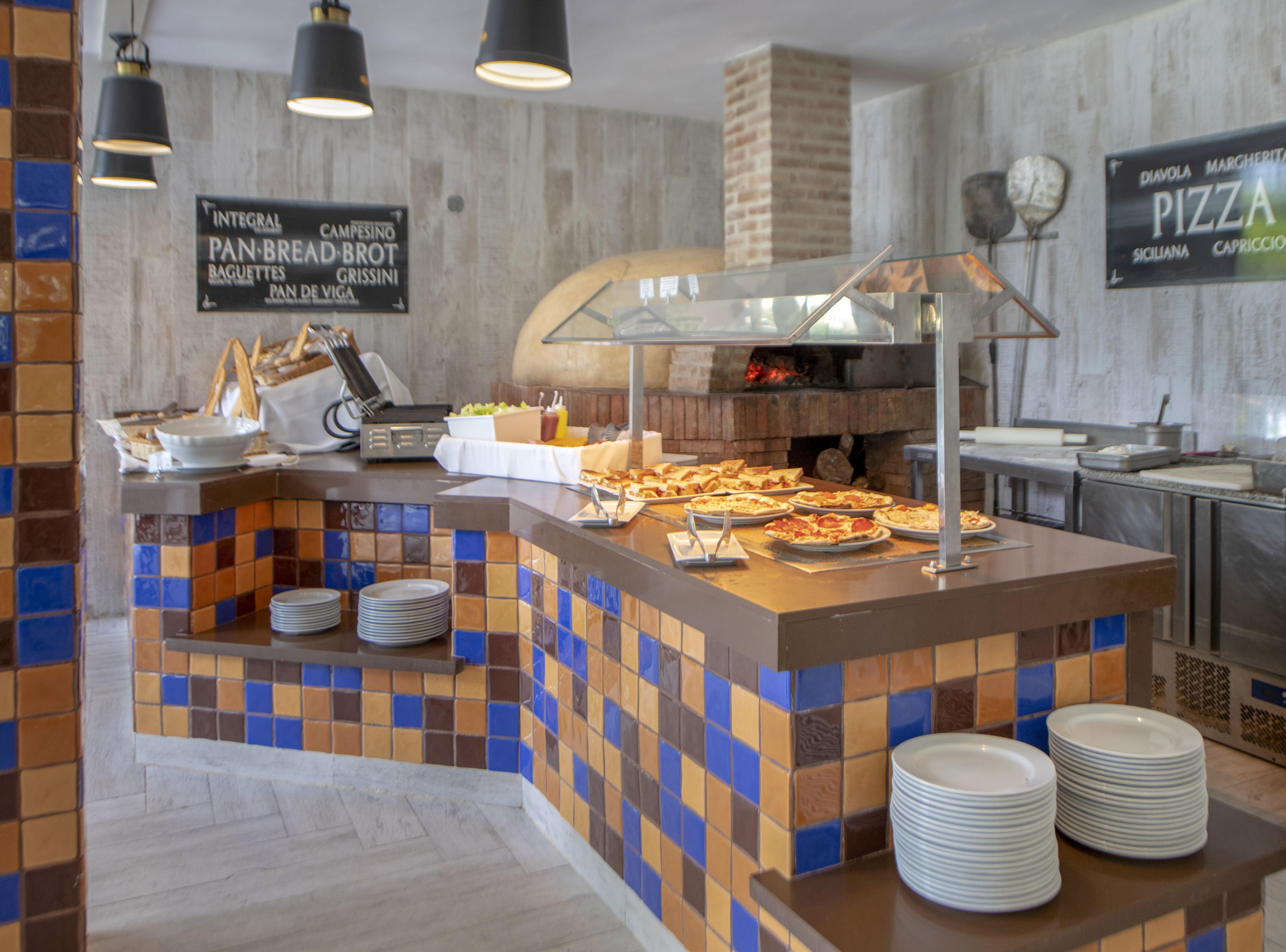 ヴィヴァ ウインダム V サマナ オールインクルーシブ リゾート【大人専用】 ラス・テレナス エクステリア 写真 Pizza station at a buffet