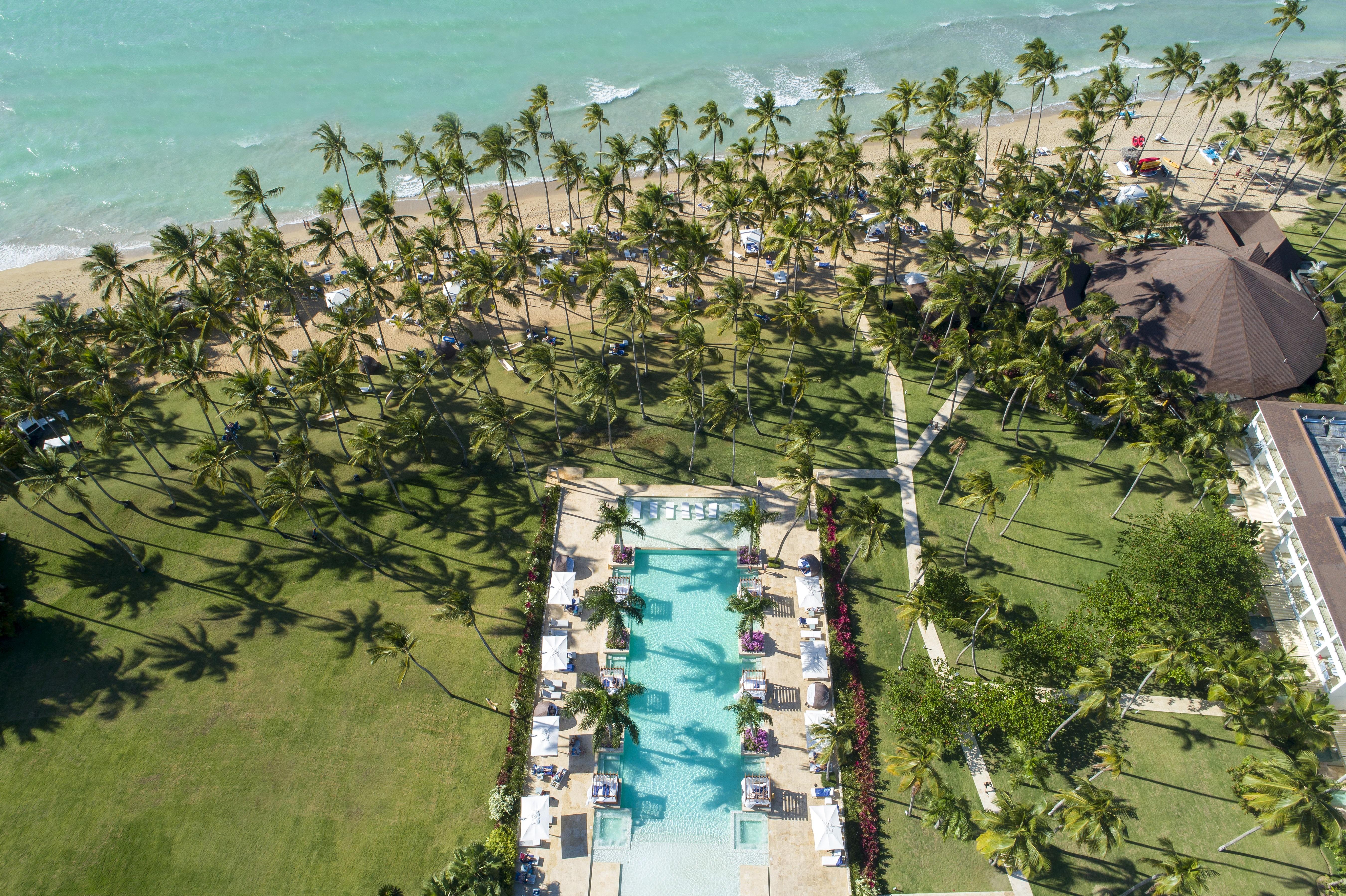 ヴィヴァ ウインダム V サマナ オールインクルーシブ リゾート【大人専用】 ラス・テレナス エクステリア 写真 Aerial view of the beach at Hard Rock Hotel & Casino Punta Cana