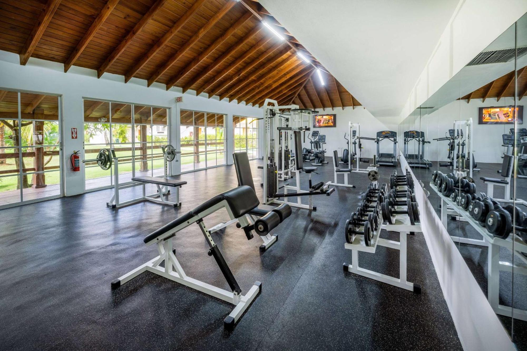 ヴィヴァ ウインダム V サマナ オールインクルーシブ リゾート【大人専用】 ラス・テレナス エクステリア 写真 The gym at the resort