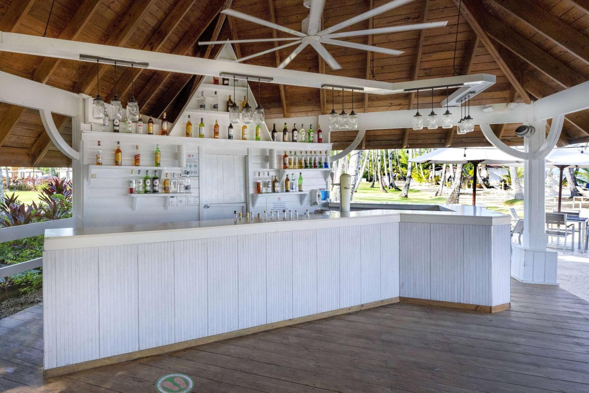ヴィヴァ ウインダム V サマナ オールインクルーシブ リゾート【大人専用】 ラス・テレナス エクステリア 写真 The bar at the beach club