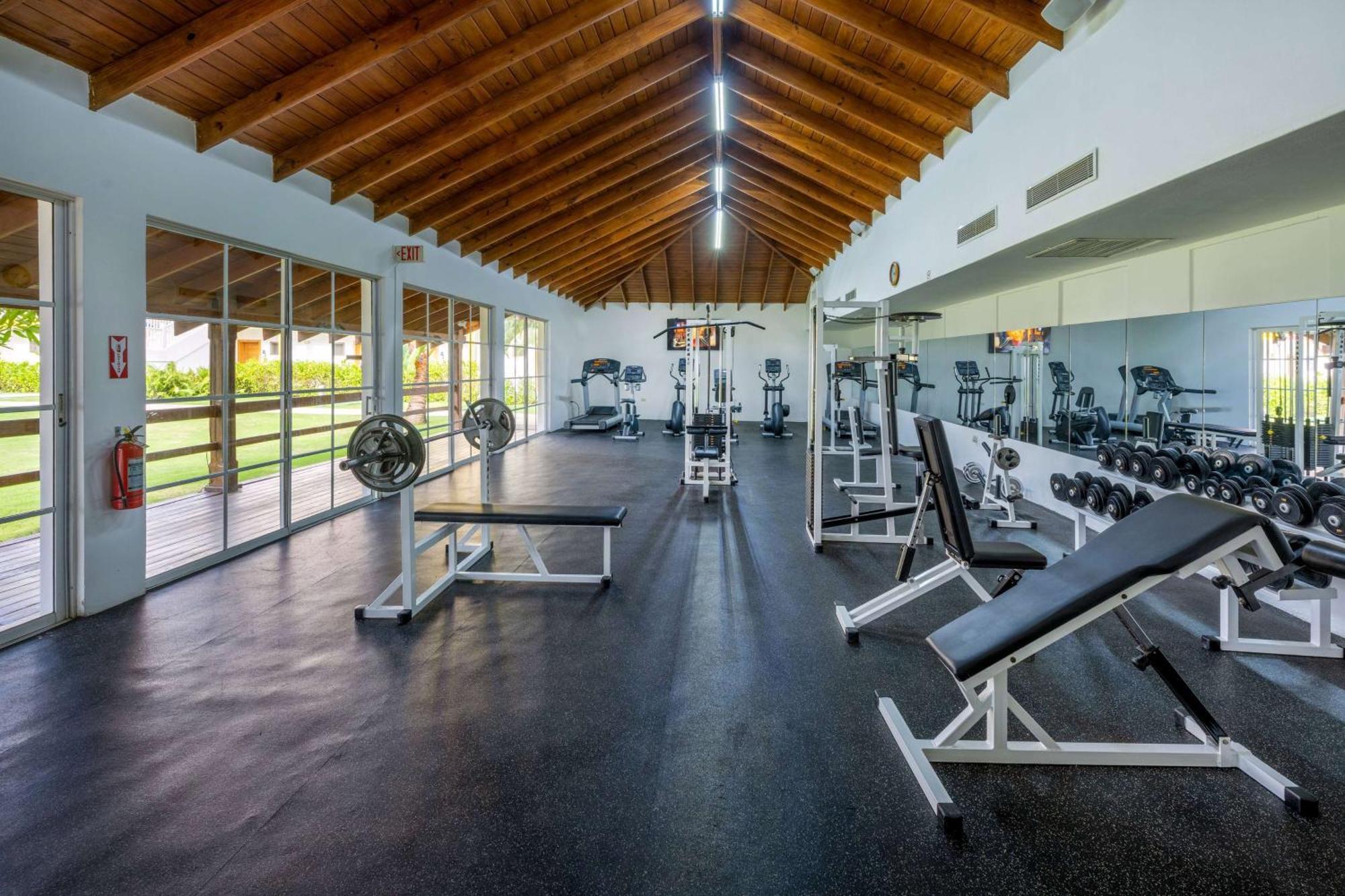 ヴィヴァ ウインダム V サマナ オールインクルーシブ リゾート【大人専用】 ラス・テレナス エクステリア 写真 The gym at the resort